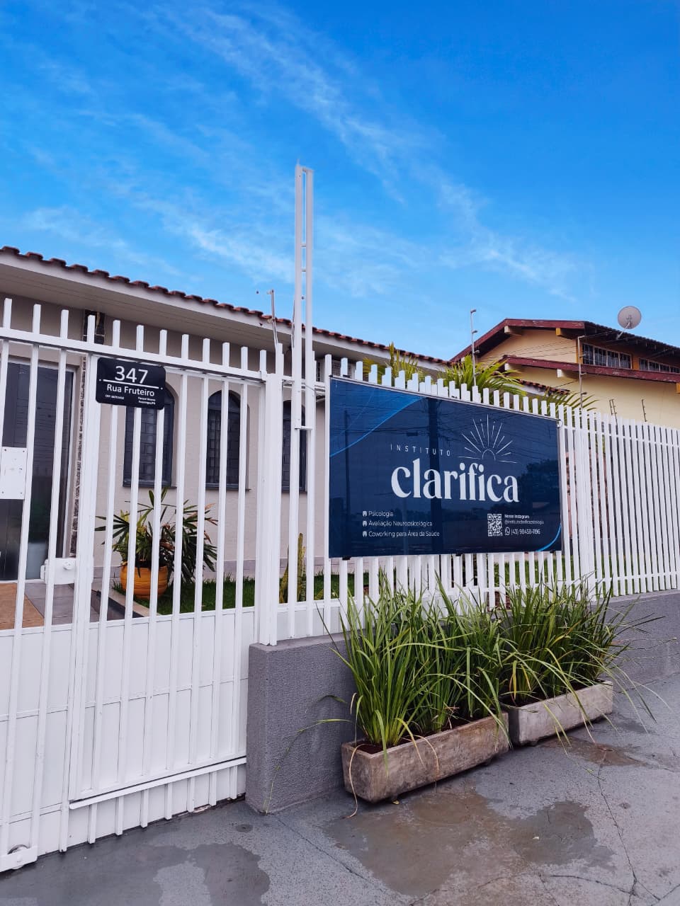 Entrada e jardim do Instituto Clarifica